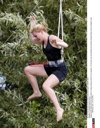 Anna Paquin uczy się ćwiczyć na trapezie