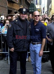 BRUCE WILLIS Z CHLOPCEM NA PLANIE FILMOWYM "THE KIDIN LOS ANGELES"