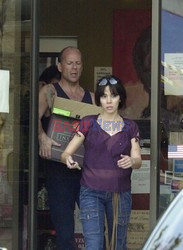 BRUCE WILLIS Z CHLOPCEM NA PLANIE FILMOWYM "THE KIDIN LOS ANGELES"