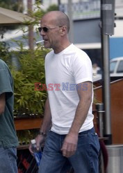 BRUCE WILLIS Z CHLOPCEM NA PLANIE FILMOWYM "THE KIDIN LOS ANGELES"