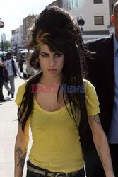 Amy Winehouse wychodzi z sądu