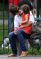 Katie Holmes z córką na zakupach i w parku