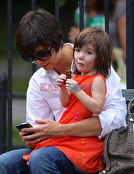 Katie Holmes z córką na zakupach i w parku