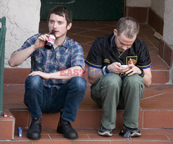 Elijah Wood i Dominic Monaghan palą w przerwie Superbowl