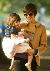 Katie Holmes z córką w parku
