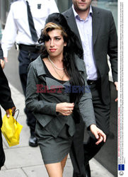 Amy Winehouse wychodzi z budynku sądu