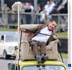 Rowan Atkinson jako Mr Bean na pokazie Goodwood Revival