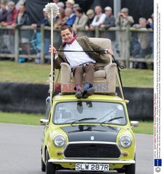 Rowan Atkinson jako Mr Bean na pokazie Goodwood Revival