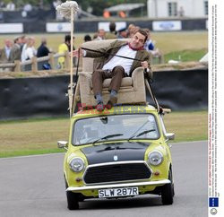 Rowan Atkinson jako Mr Bean na pokazie Goodwood Revival