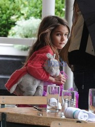 Katie Holmes i Suri na spacerze w deszczu