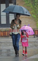 Katie Holmes i Suri na spacerze w deszczu