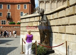 Wędrówka pomnika JP 2 na Wzgórzu Wawelskim