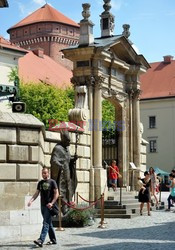 Wędrówka pomnika JP 2 na Wzgórzu Wawelskim