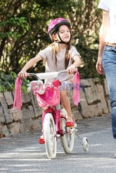 Katie Holmes uczy Suri jazdy na rowerze