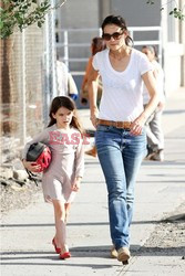 Katie Holmes uczy Suri jazdy na rowerze