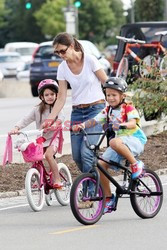 Katie Holmes uczy Suri jazdy na rowerze