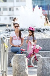 Katie Holmes uczy Suri jazdy na rowerze