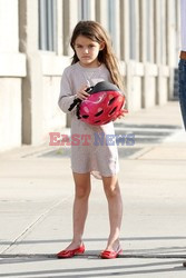 Katie Holmes uczy Suri jazdy na rowerze