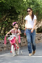 Katie Holmes uczy Suri jazdy na rowerze