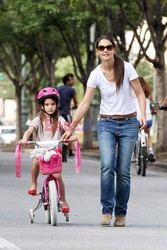 Katie Holmes uczy Suri jazdy na rowerze