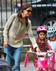 Katie Holmes uczy Suri jazdy na rowerze