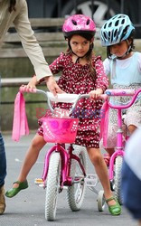 Katie Holmes uczy Suri jazdy na rowerze