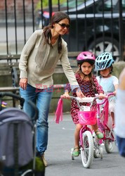 Katie Holmes uczy Suri jazdy na rowerze