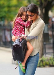 Katie Holmes uczy Suri jazdy na rowerze