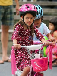 Katie Holmes uczy Suri jazdy na rowerze