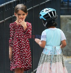 Katie Holmes uczy Suri jazdy na rowerze