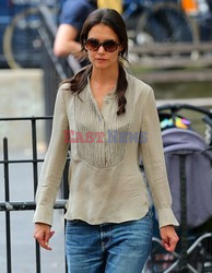 Katie Holmes uczy Suri jazdy na rowerze