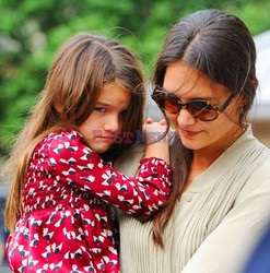 Katie Holmes uczy Suri jazdy na rowerze