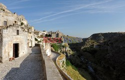 W grotach Sassi di Matera - Madame Figaro