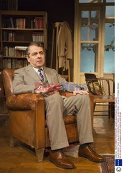 Rowan Atkinson w sztuce teatralnej Quartermaine's Terms 