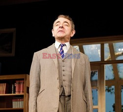 Rowan Atkinson w sztuce teatralnej Quartermaine's Terms 