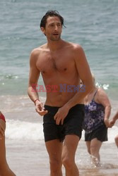 Adrien Brody with girlfirends on the beach