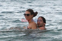 Adrien Brody with girlfirends on the beach