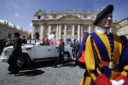 Papież Franciszek podczas audiencji na Placu św. Piotra