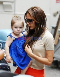 Victoria Beckham w pomarańczowej mini