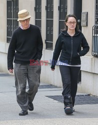 Woody Allen spaceruje z żoną