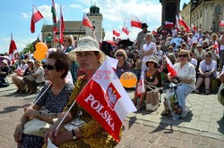 Manifestacja w obronie TV Trwam na Placu Zamkowym