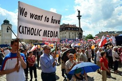 Manifestacja w obronie TV Trwam na Placu Zamkowym