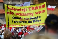 Manifestacja w obronie TV Trwam na Placu Zamkowym