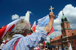 Manifestacja w obronie TV Trwam na Placu Zamkowym