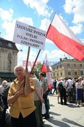 Manifestacja w obronie TV Trwam na Placu Zamkowym