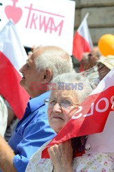 Manifestacja w obronie TV Trwam na Placu Zamkowym