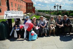 Manifestacja w obronie TV Trwam na Placu Zamkowym