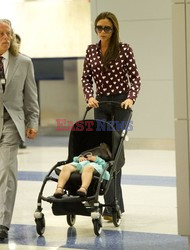 Victoria Beckham z Harper na lotnisku