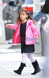 Katie Holmes drops off Suri Cruise to school in NYC