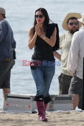 Courteney Cox w fioletowtych kaloszach